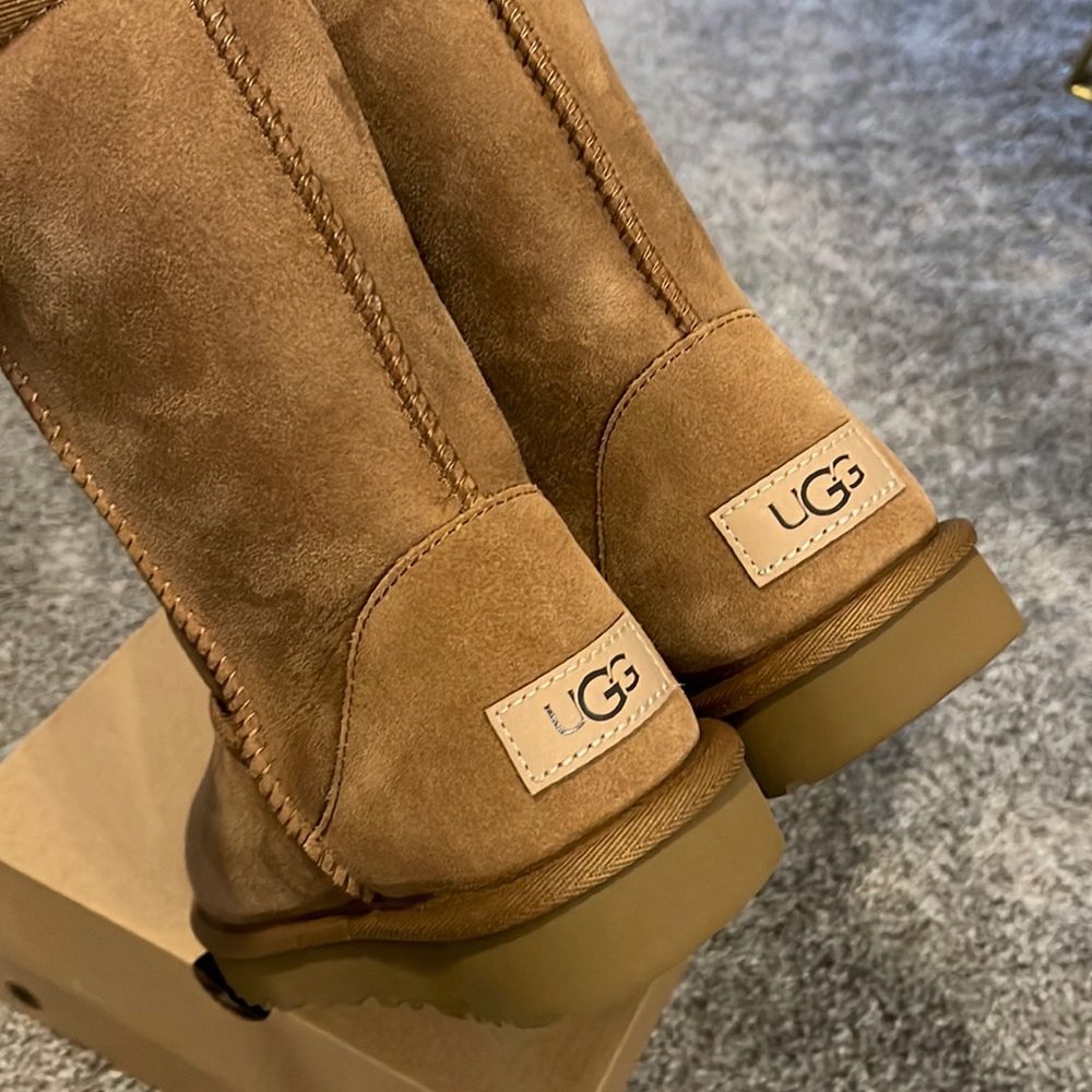 Authentic UGG Classic Short ll in Chestnut - Picture 3 of 9